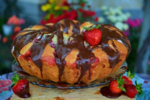 chocolate sauce cake strawberry